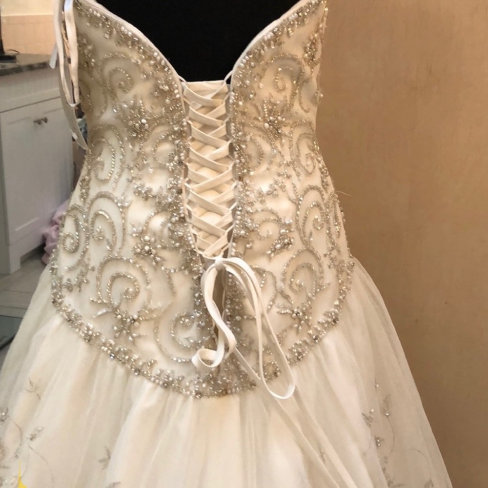 🙋🏼‍♀️🕺🏼🕺🏼👩‍❤️‍👨👑 too big for me - Picture 2 of 8